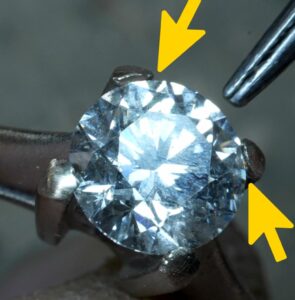 Diamante con griff consumate indicate dalle frecce laboratorio orafo Roma Italia Flambojan