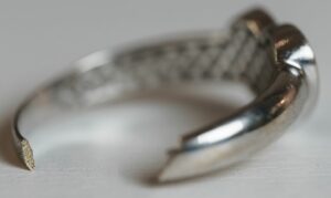 anello in oro 9 carati con rottura del gambo fratturata irregolare e scomposta